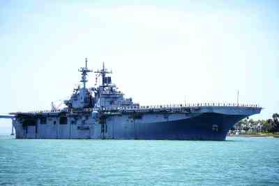 美军舰“摧毁”一架伊朗无人机 伊朗副外长否认